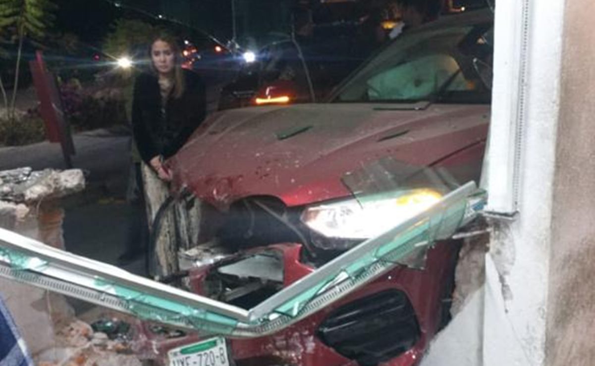 Conductor choca contra caseta de vigilancia del Club de Golf La Loma en SLP. Foto: Especial