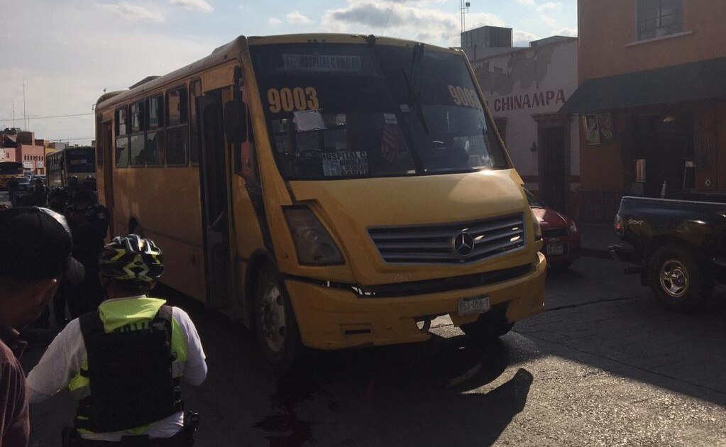 Ciclista sobrevive tras ser atropellado por camión de pasajeros en capital de SLP