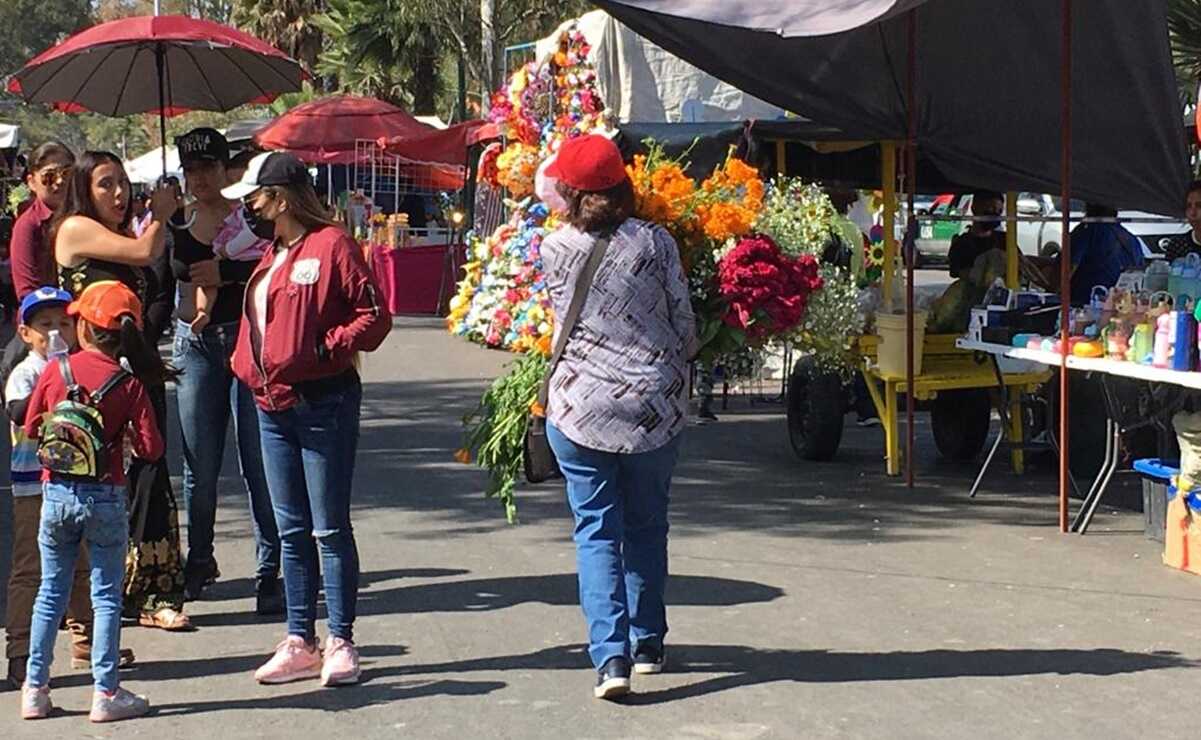 Comerciantes vuelven a llenar de vida los panteones de la capital potosina, tras la pandemia . Fotos: Xochiquetzal Rangel