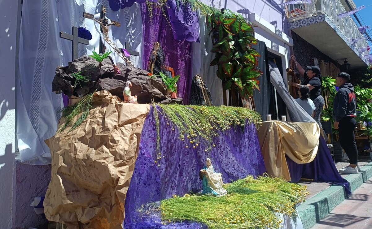 El callejón del Buche se viste de morado por los altares de Dolores del Viernes Santo