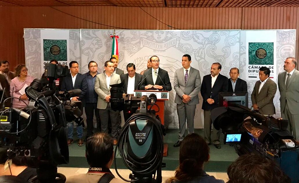 Xavier Nava asiste a reunión de alcaldes