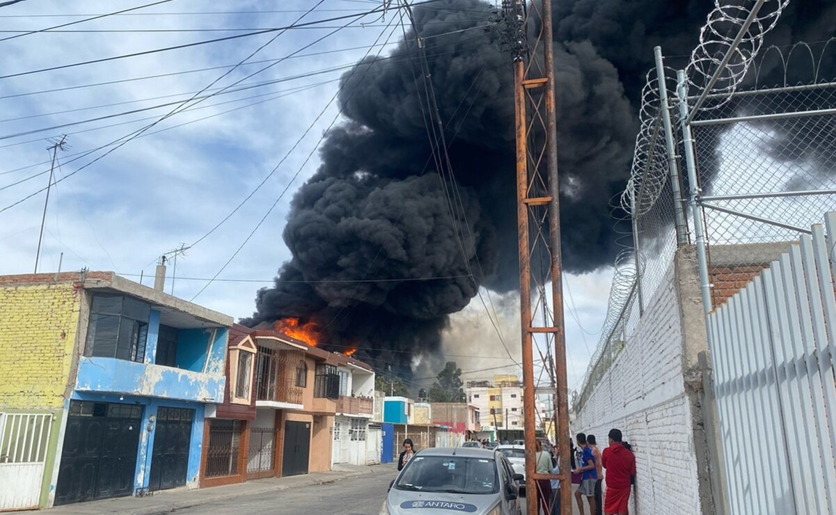Fuerte incendio consume lote de tarimas en Soledad, SLP. Foto: Cortesía