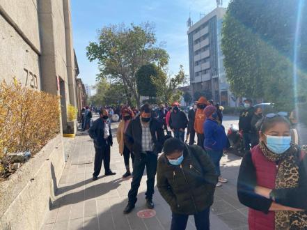 Sin sana distancia, usuarios del Infonavit hacen largas filas en SLP