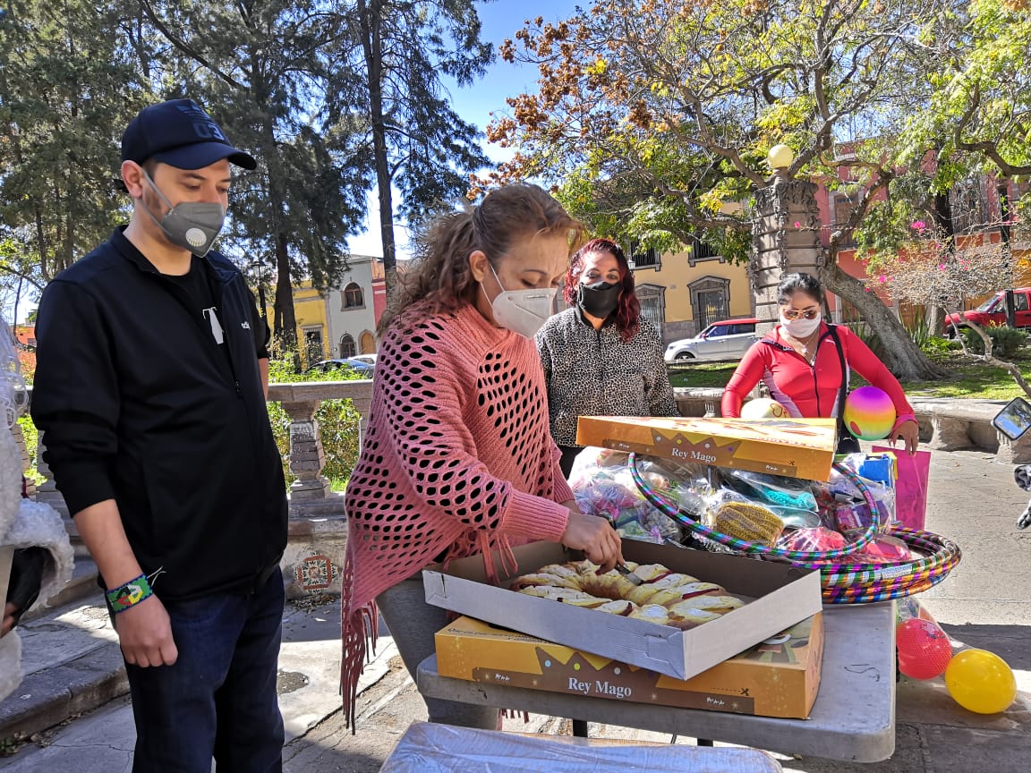 Reparten regalos a niños vulnerables por día de Reyes en SLP