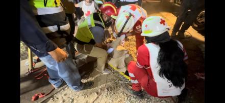 Tras 12 horas, rescatan a hombre de la tercera edad que cayó a una grieta en Venado