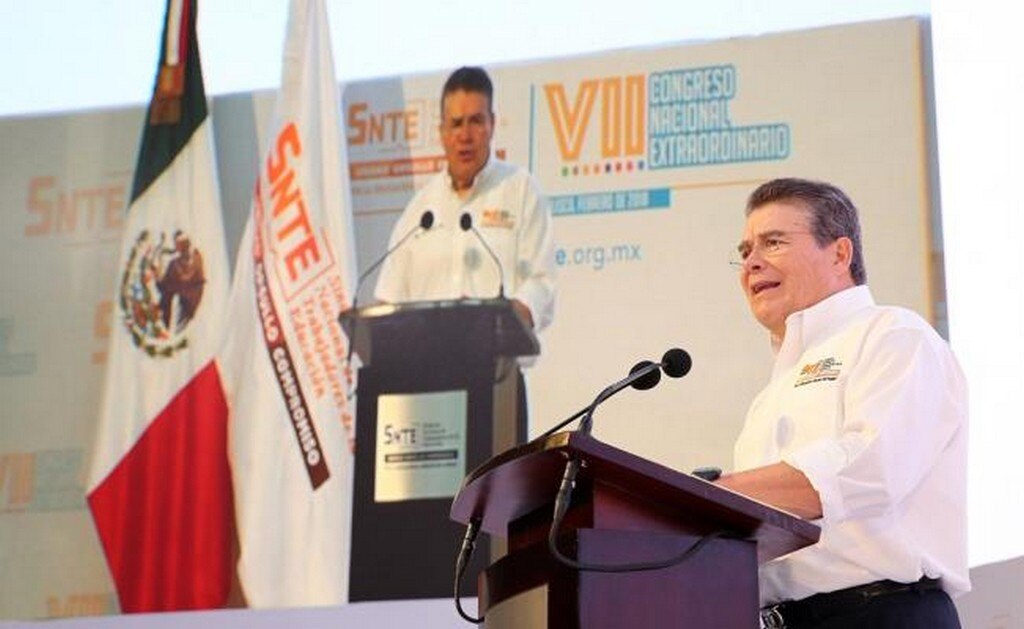 El Centro Internacional de Convenciones Puerto Vallarta, Jalisco, fue blin d ado por decenas de agentes de la policía estatal y profesores afines al SNTE. (IVÁN STEPHENS. EL UNIVERSAL)