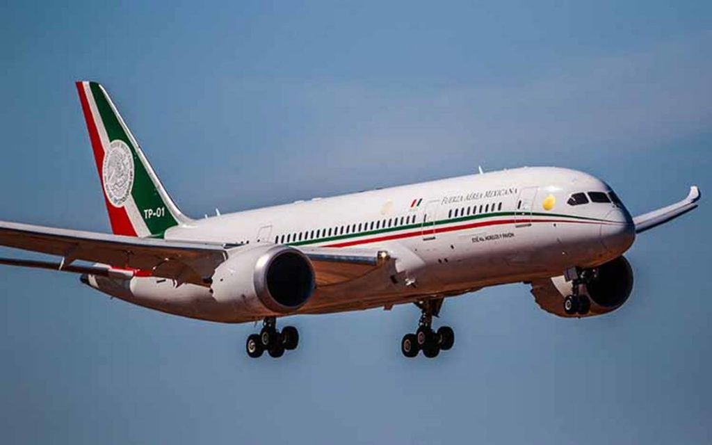 AMLO bromea sobre su llamada con Trump; olvidó ofrecerle avión presidencial, dice