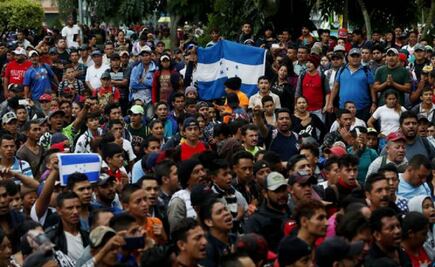 Decenas de hondureños derriban puerta en frontera guatemalteca para llegar a México