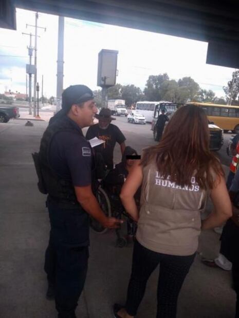 Abandonan a su madre en la calle 