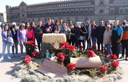 Panistas colocan nacimiento navideño en Zócalo de CDMX ante debate de prohibición en la Corte