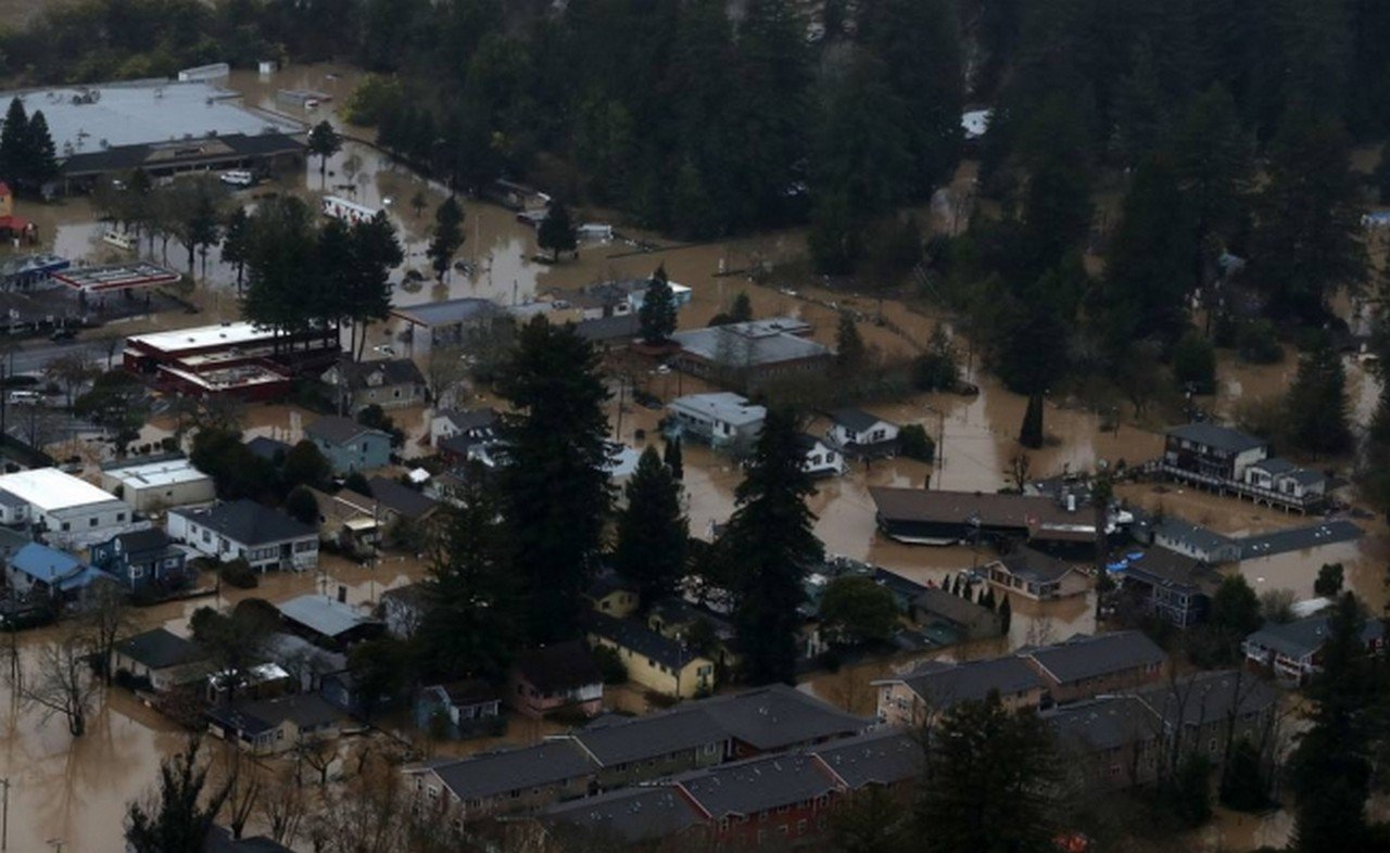  Miles de evacuados y casas inundadas tras fuertes lluvias en California