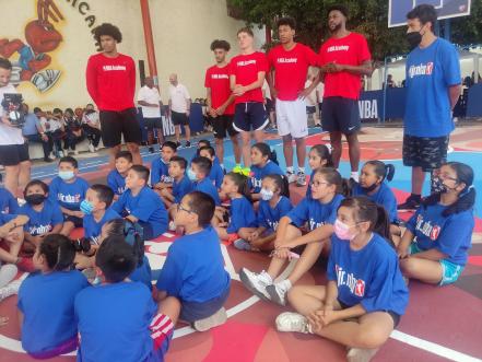 Gigantes de la NBA despiertan el sueño del basquetbol en niñas y niños de SLP