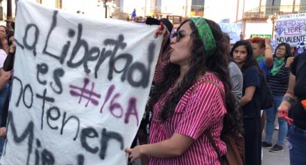  “Me cuidan mis amigas, no la policía”; reclamen mujeres en #BrillanteadaSLP