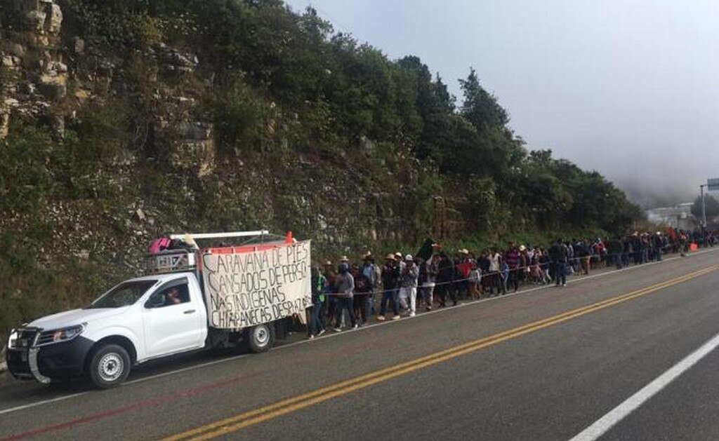 A los desplazados aún les faltan más de 20 kilómetros para llegar a la capital del estado. Ayer por la tarde decidieron descansar y reanudar hoy su travesía. Fotos: CORTESÍA y FREDY MARTÍN.