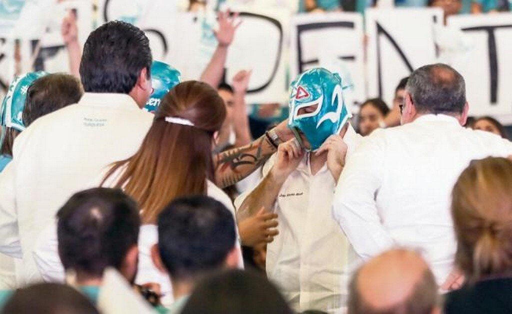 El abanderado presidencial de Todos por México, José Antonio Meade, se colocó una máscara de luchador, durante un mitin en Chihuahua (GERMÁN ESPINOSA. EL UNIVERSAL)