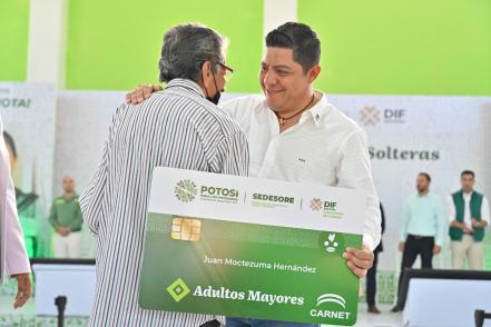 Entrega Ricardo Gallardo y Ariadna Montiel apoyos a madres solteras y adultos mayores en SLP