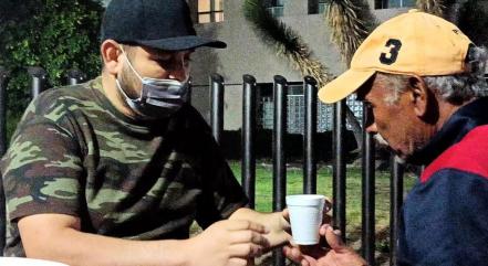 “Darles un café, es como darles un abrazo”: potosinos regalan cenas a familiares de enfermos en hospitales