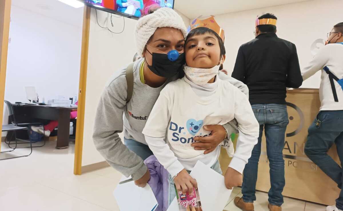 Victoria, la pequeña guerrera que venció el cáncer y ahora es voluntaria de Doctor Sonrisas en SLP