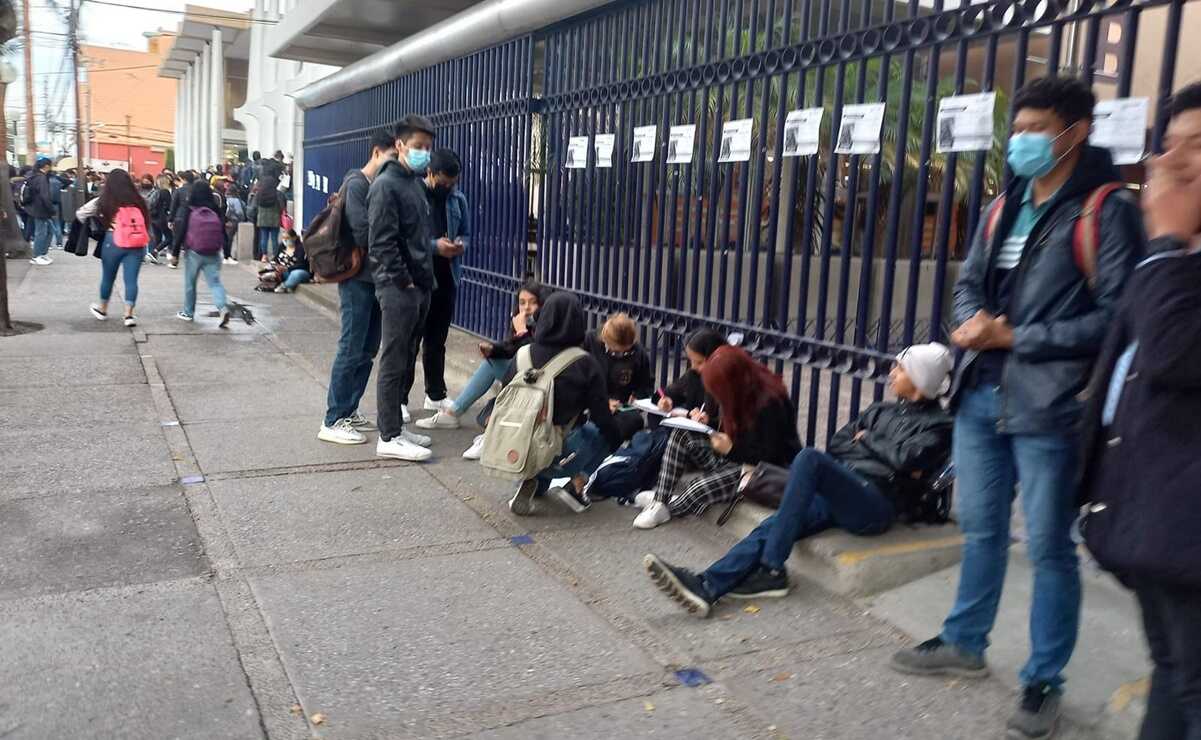 Estudiantes de la UASLP bloquean Facultad de Derecho por desaparición de la alumna Yezenia. Foto: Especial