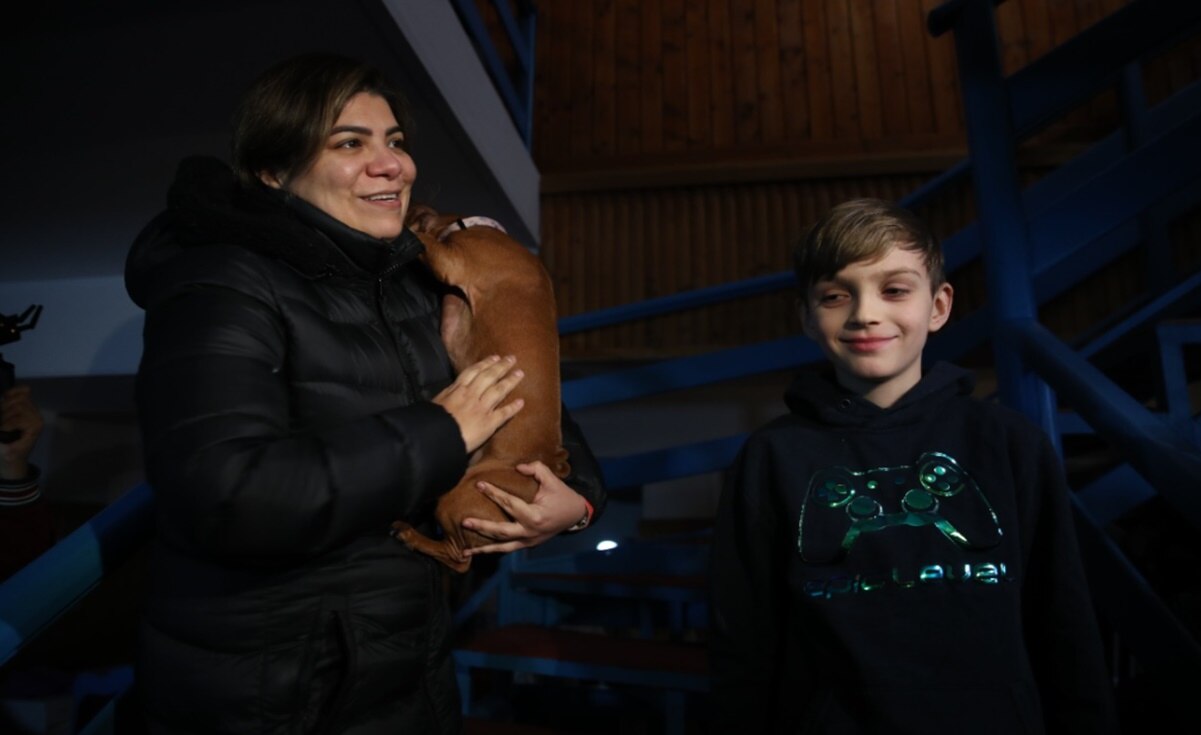 “A mi bebé no la dejo”, dice mexicana al huir en caravana de Ucrania con su perrita “Ramona”