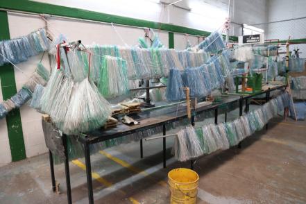 Don Martín, emprende con escobas ecológicas desde centro penitenciario en SLP 