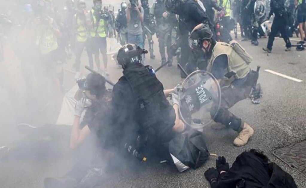 Policía de Hong Kong dispara gas lacrimógeno para dispersar nuevas protestas