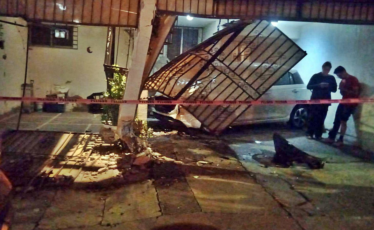 Vehículo pierde el control y termina dentro de una casa en una de las avenidas más transitadas de SLP