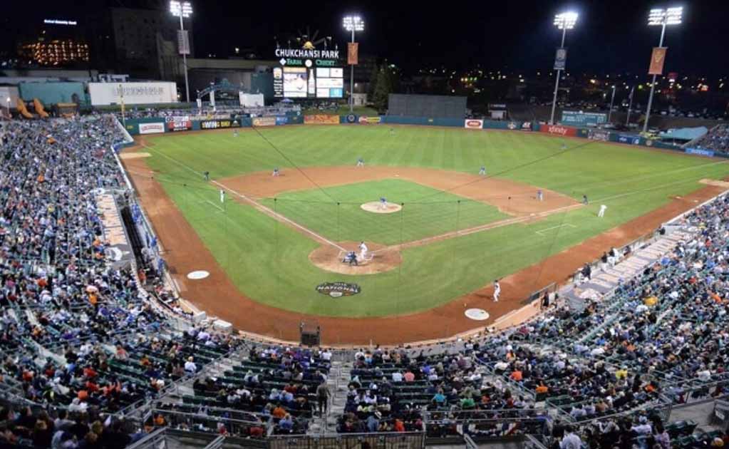 Hombre muere comiendo tacos en estadio de beisbol
