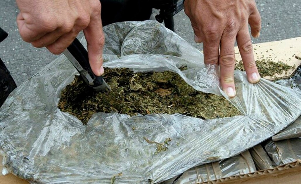Detienen a sujeto con 4 kilos de marihuana y 26 dósis de 'cristal'