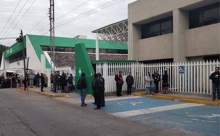 Secretaría de Educación de SLP inicia labores entre protestas; bloquean accesos y denuncian acoso laboral
