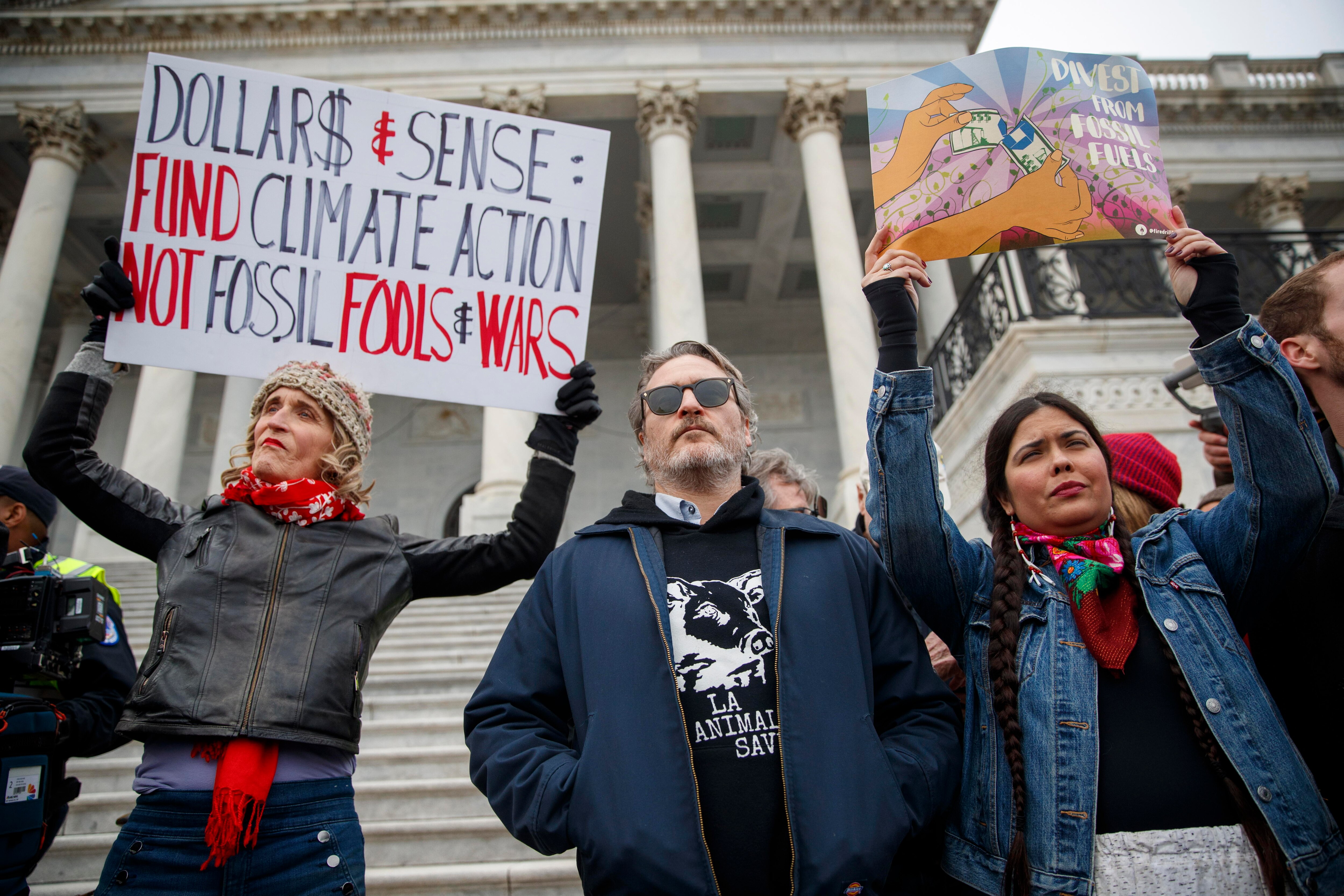 Arrestan a Joaquin Phoenix y Martin Sheen en manifestación contra el cambio climático
