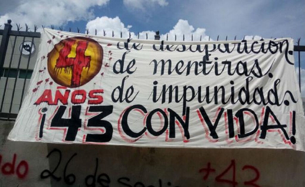 En este momento se encuentra una comisión de padres y madres con magistrados. FOTO: @Tlachinollan