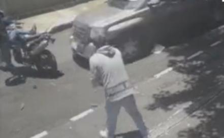 VIDEO. Conductor atropella a ladrones en moto tras robarle 100 mil pesos