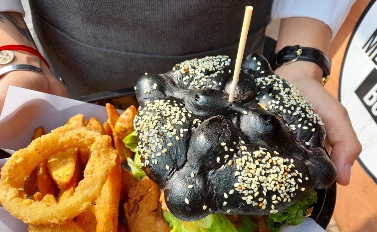 Mexiquense reinventa la “burguermuerta”... ahora con pan de muerto negro