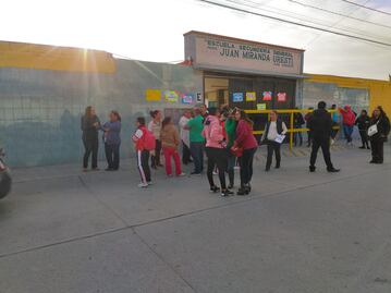 Maestros de escuela secundaria piden destitución del director