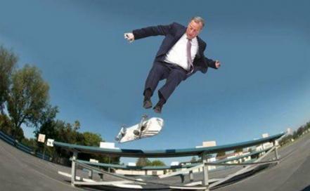 Se tambalea Meade en silla... y genera memes