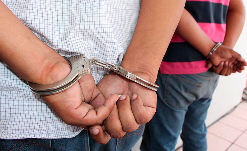 Detienen a tres sujetos por conducir auto robado