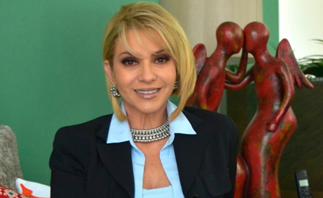 Muestra Daniela Castro resolución de inocencia; fue acusada de robo