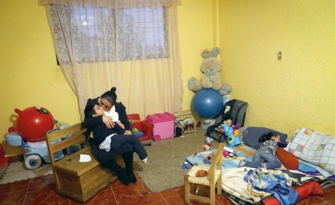 Elvia está en un chat de WhatsApp con madres de familia de España que también tienen hijos con enfermedades mitocondriales (JUAN CARLOS REYES)