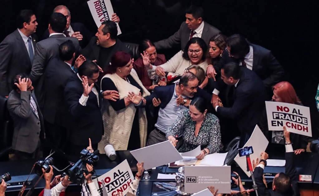 Un senador derribado, golpes, empujones e insultos... así rindió protesta Rosario Piedra