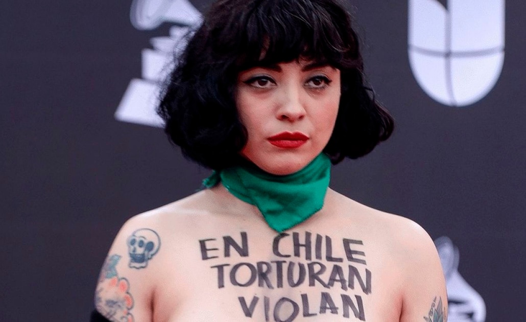 Inspira protesta de pechos descubiertos de Mon Laferte