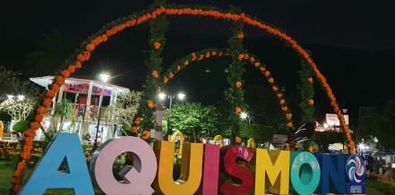 Con huapangueada y flores, Aquismón inicia festividades por Día de Muertos