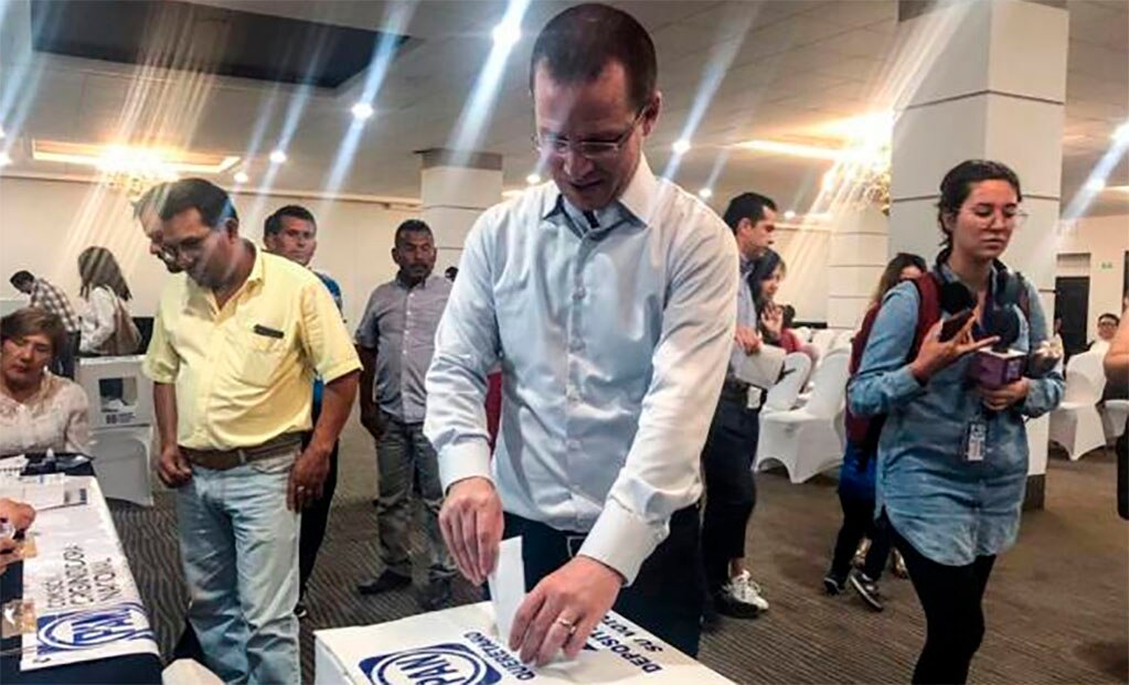 Ricardo Anaya acude a votar en elección interna del PAN