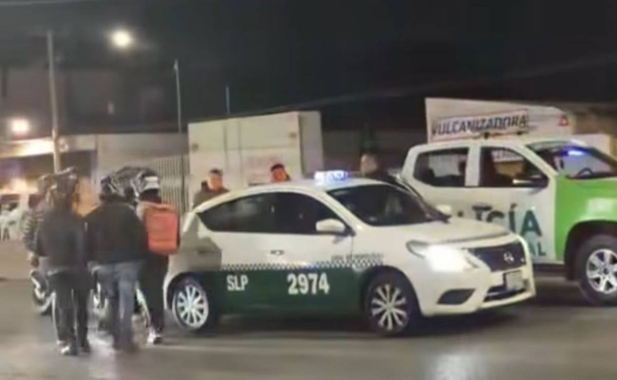 Taxista navajea a repartidor de comida y atropella a dos motociclistas en SLP