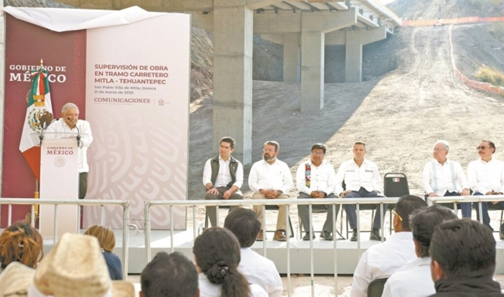 Ante adversidad, decidimos bajar costo de gasolina: AMLO