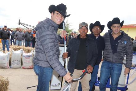 Productores agropecuarios reciben equipo agrícola y suplementos forrajeros