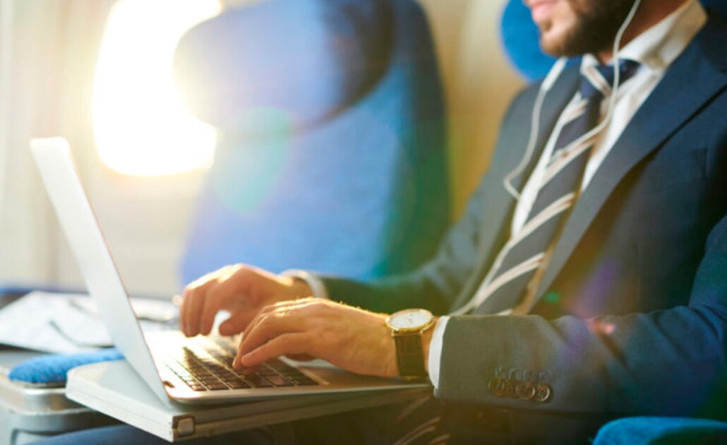 Prohíbe EU viajar en avión con algunas computadoras de Apple