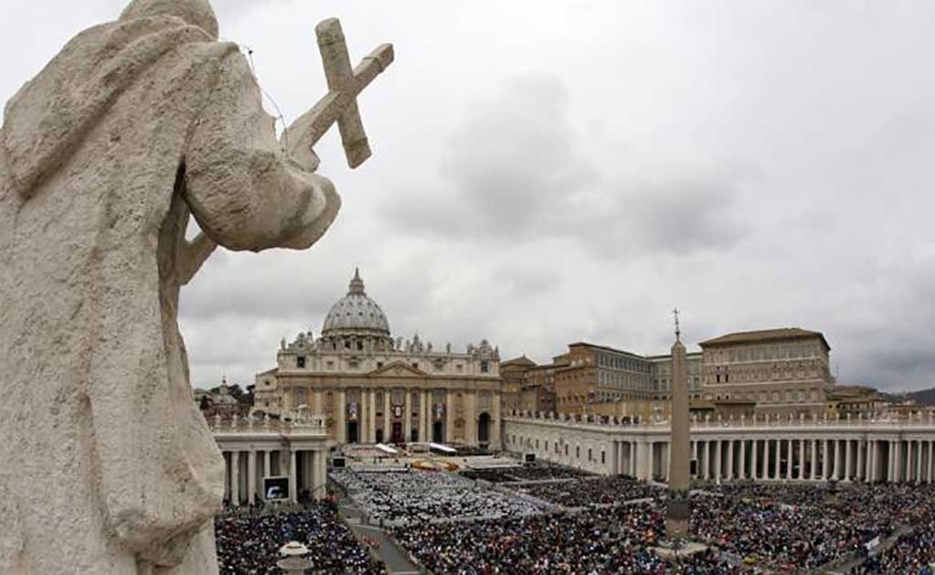 La oficina de doctrina del Vaticano invitó a académicos a estudiar la Inquisición y los libros prohibidos. Foto: AP /Alessandra Tarantino, archivo