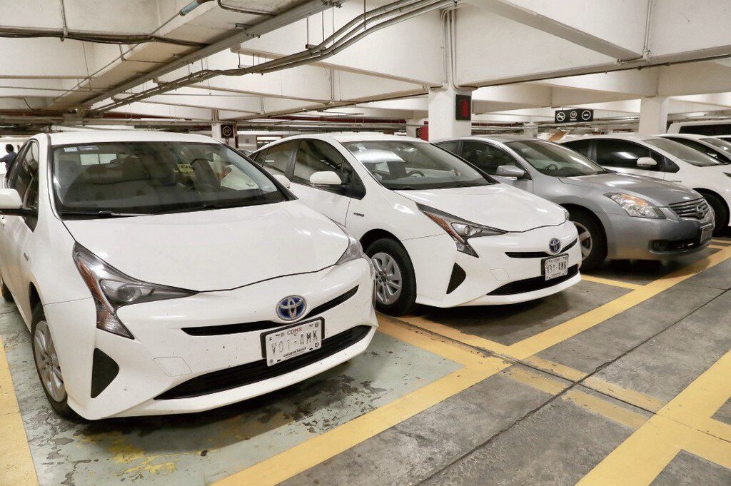 En la Cámara de Diputados comienzan a verse vehículos híbridos marca Toyota Prius Base 2016, Hybrid Synergy Drive (HSD), que circulan todos los días, como parte de la entrega-recepción de los legisladores ante el fin de sus funciones. Foto: LUCÍA GODÍNEZ
