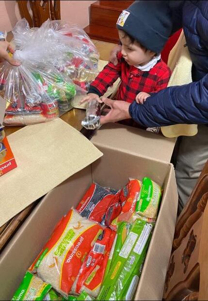 Melisa vendió sus vestidos para comprar despensas y regalarlas a los que menos tienen en Venado